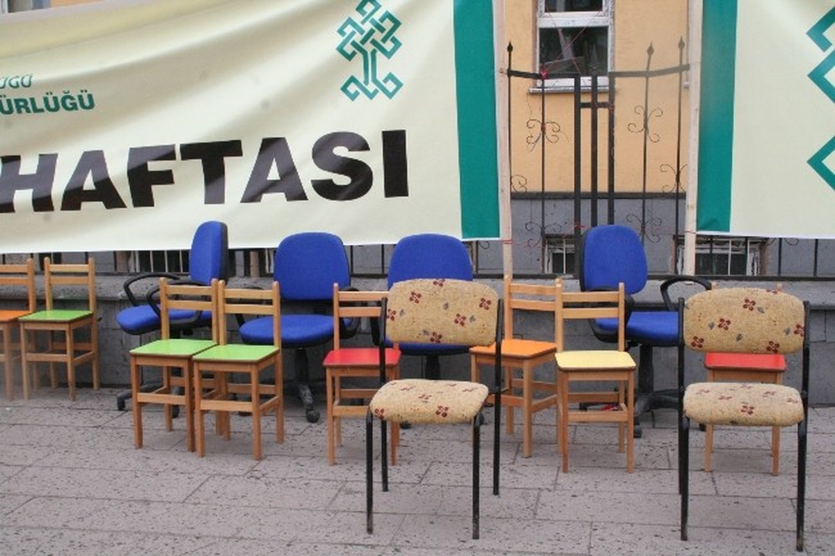 Kars\'ta 50. Kütüphaneler Haftası Etkinlikleri Kar Yağışı Altında Başladı