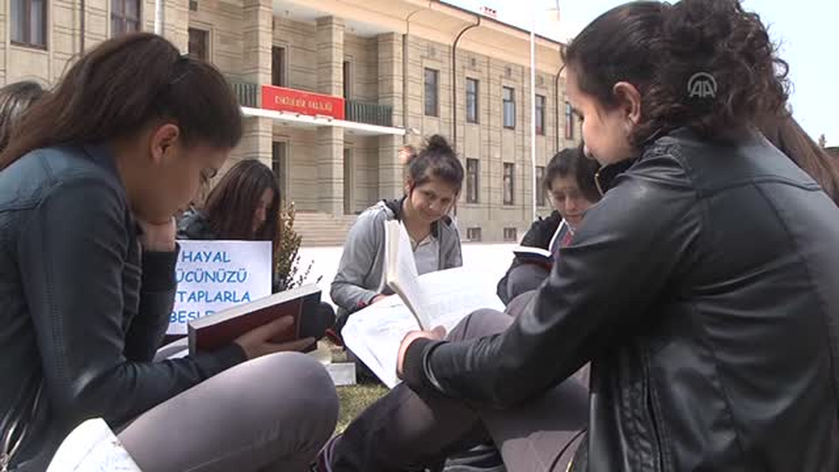 Kitap okuma etkinliği -