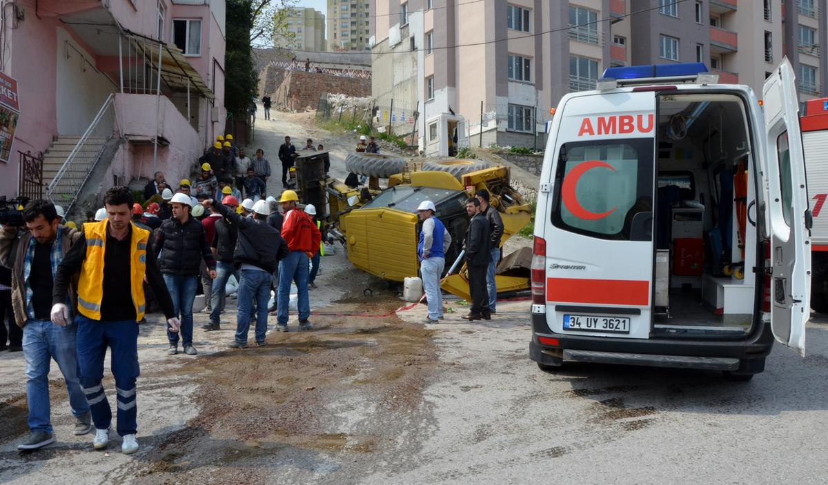 Kocaeli\'de İş Makinesi Devrildi: 3 Yaralı