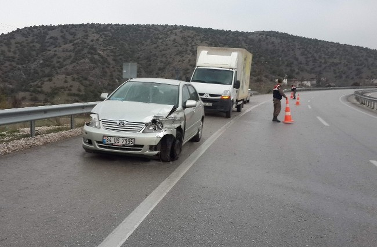 Kontrolden Çıkan Otomobil Bariyerlere Çarptı: 2 Yaralı