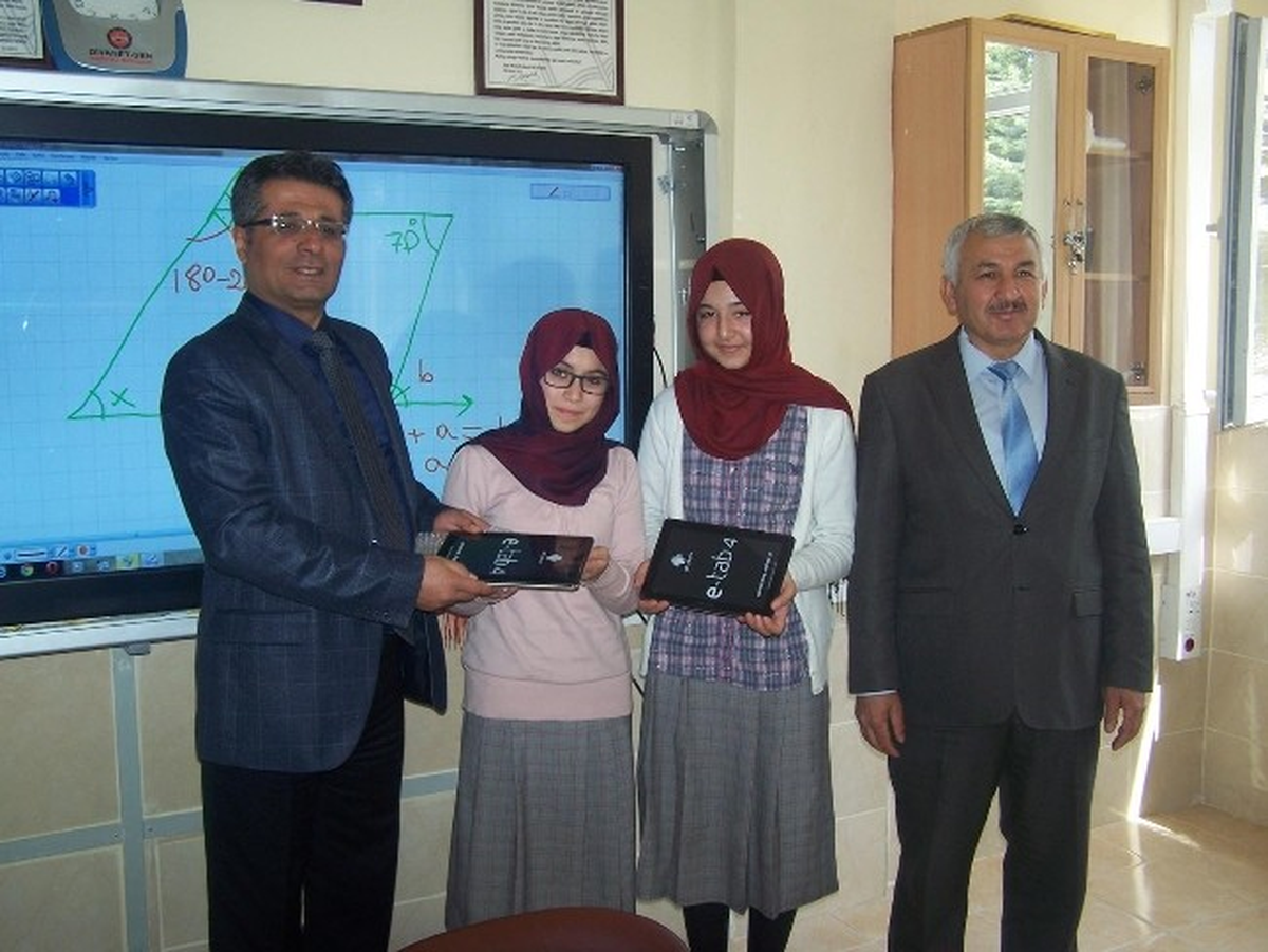 Korkuteli\'nde Tablet Dağıtımı Devam Ediyor