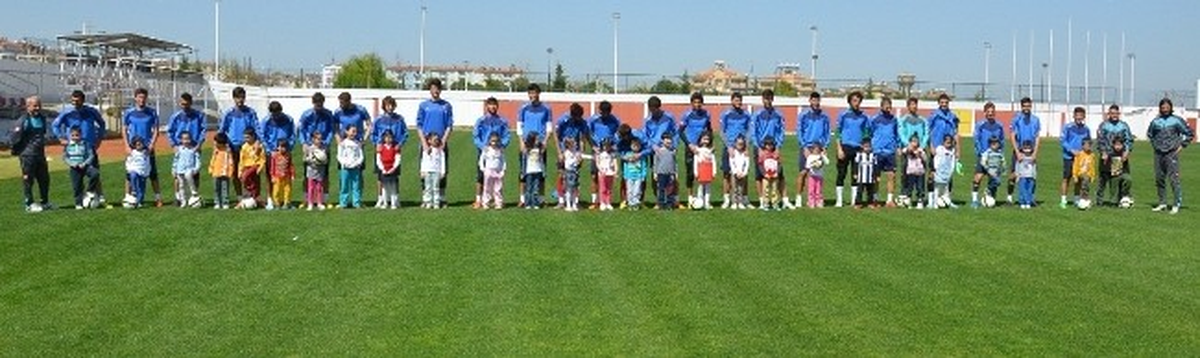 Minik Öğrencilerden Futbolculara Moral