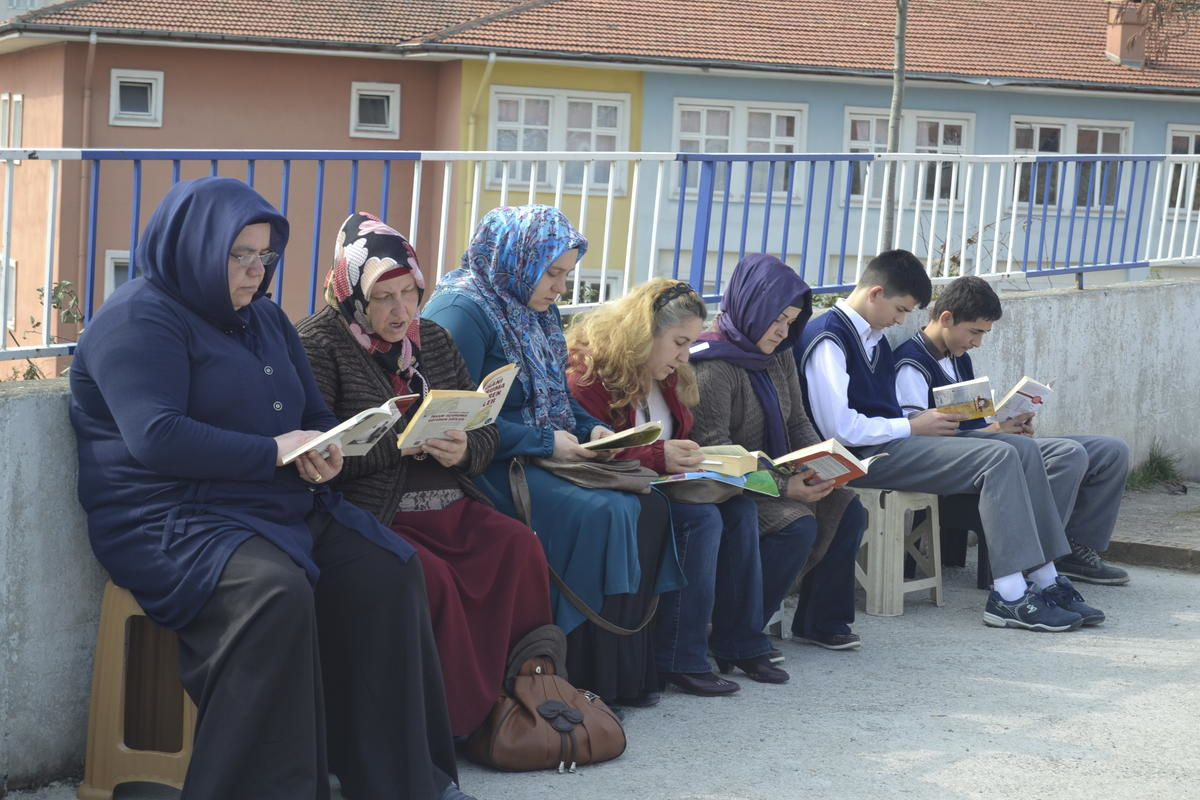 Alaplı\'da Öğrenciler ve Velileri, Okulda Kitap Okudu