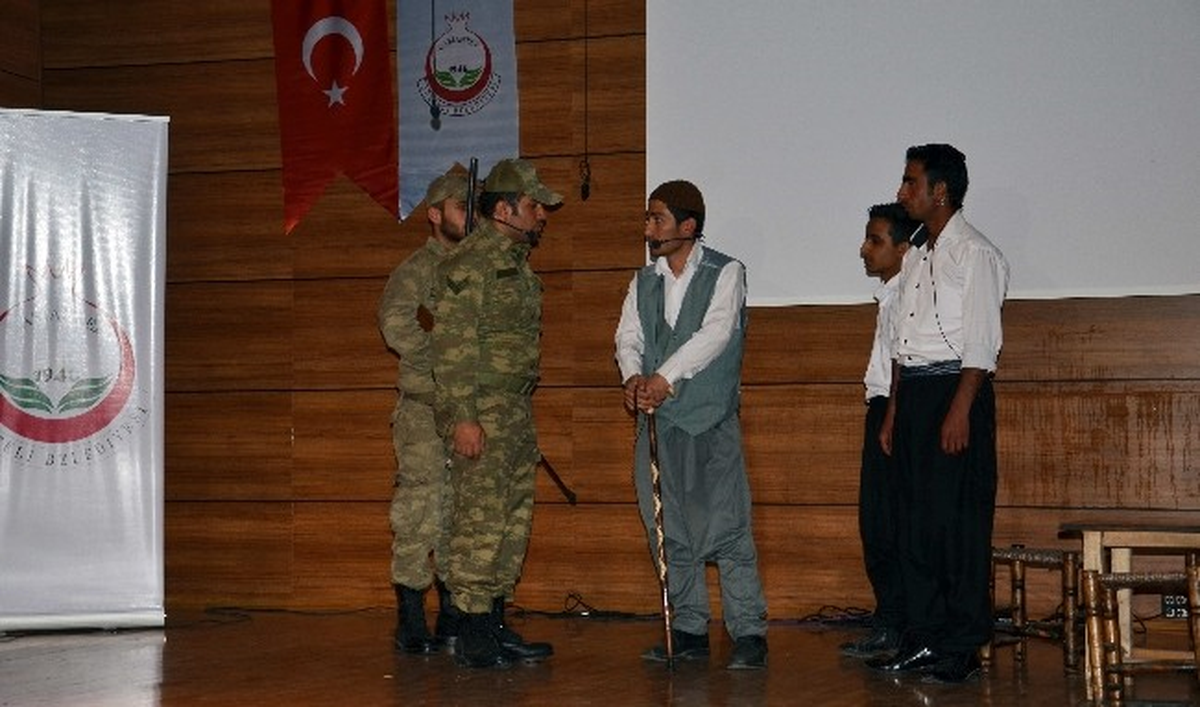 Oğuzeli Myo Öğrencileri \'Halil\'in Hesabı\' Adlı Tiyatro Oyununu Sergiledi
