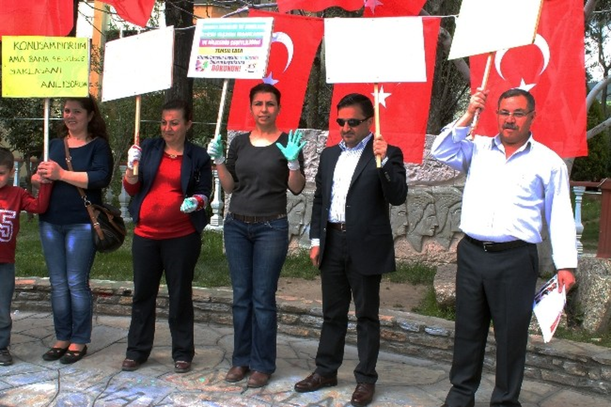 Otizm İçin Eller Boyandı