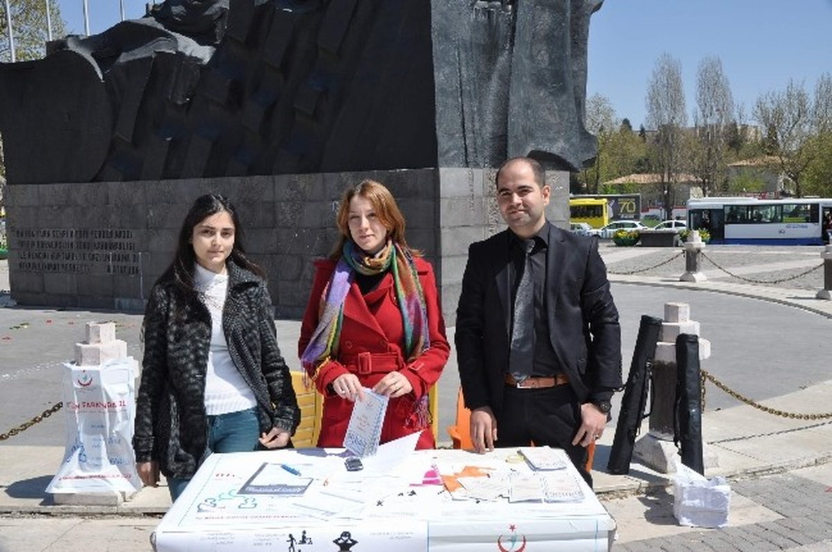 Otizme Dikkat Çekmek İçin Stant Kurdular