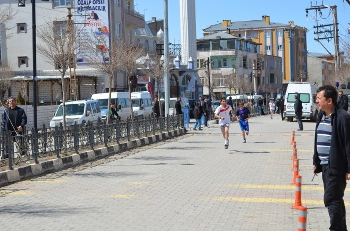 Özalp\'ta 3 Nisan Kros Koşusu