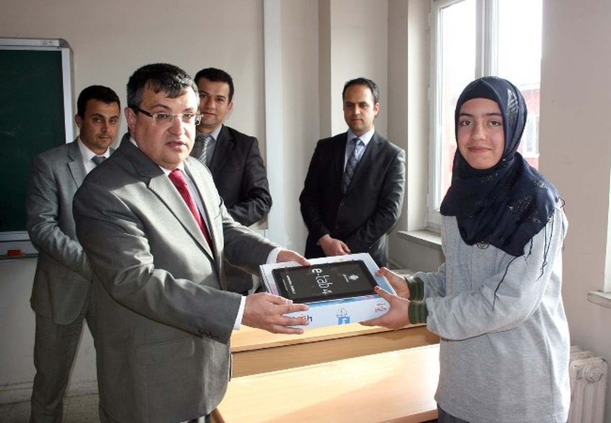 Pasinler\'de Tablet Bilgisayarlar Dağıtıldı