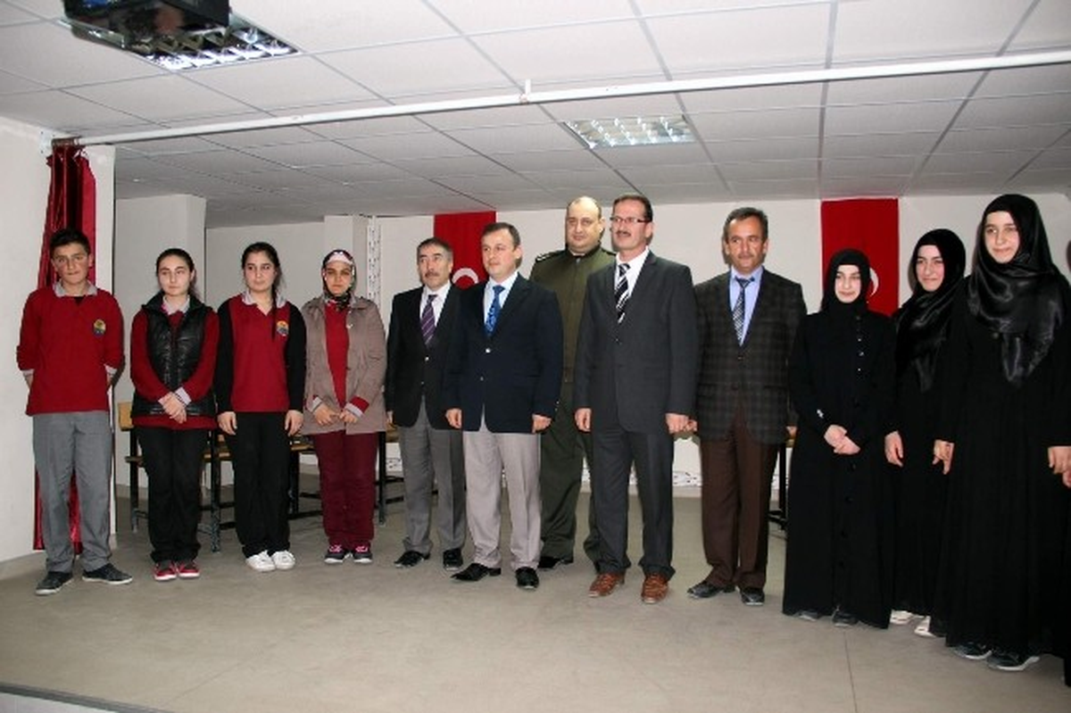 Suşehri\'nde Öğrencilere Münazara Etkinliği Düzenlendi