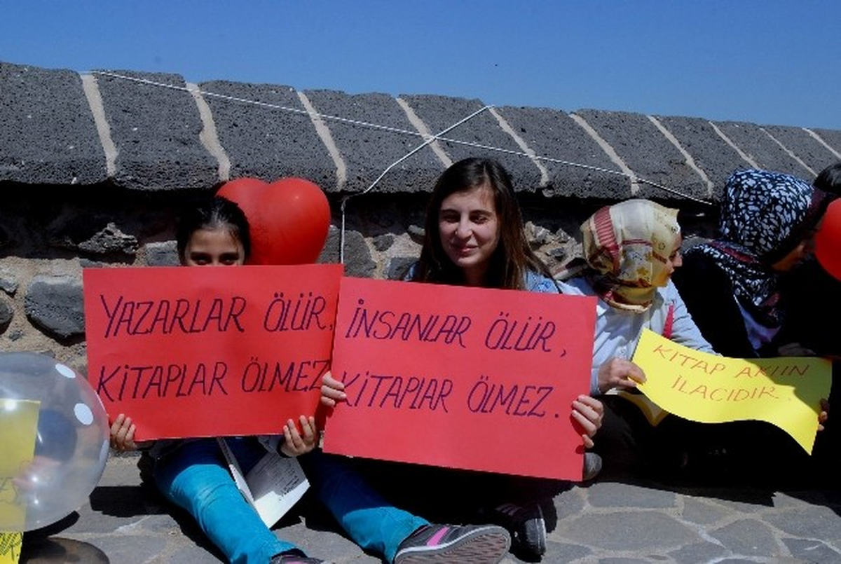 Tarihi On Gözlü Köprü\'de Kitap Okuma Etkinliği