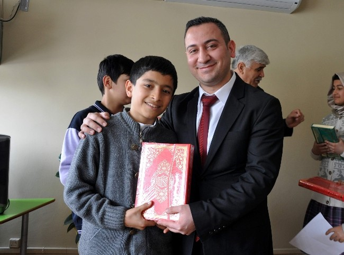 Ulum, Öğrencilere Kur\'an-I Kerim Hediye Etti