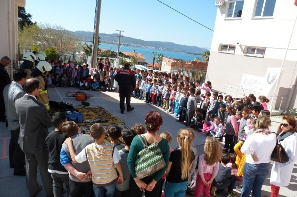 Urla\'da Öğrenciler Deprem Tatbikatı Yaptı