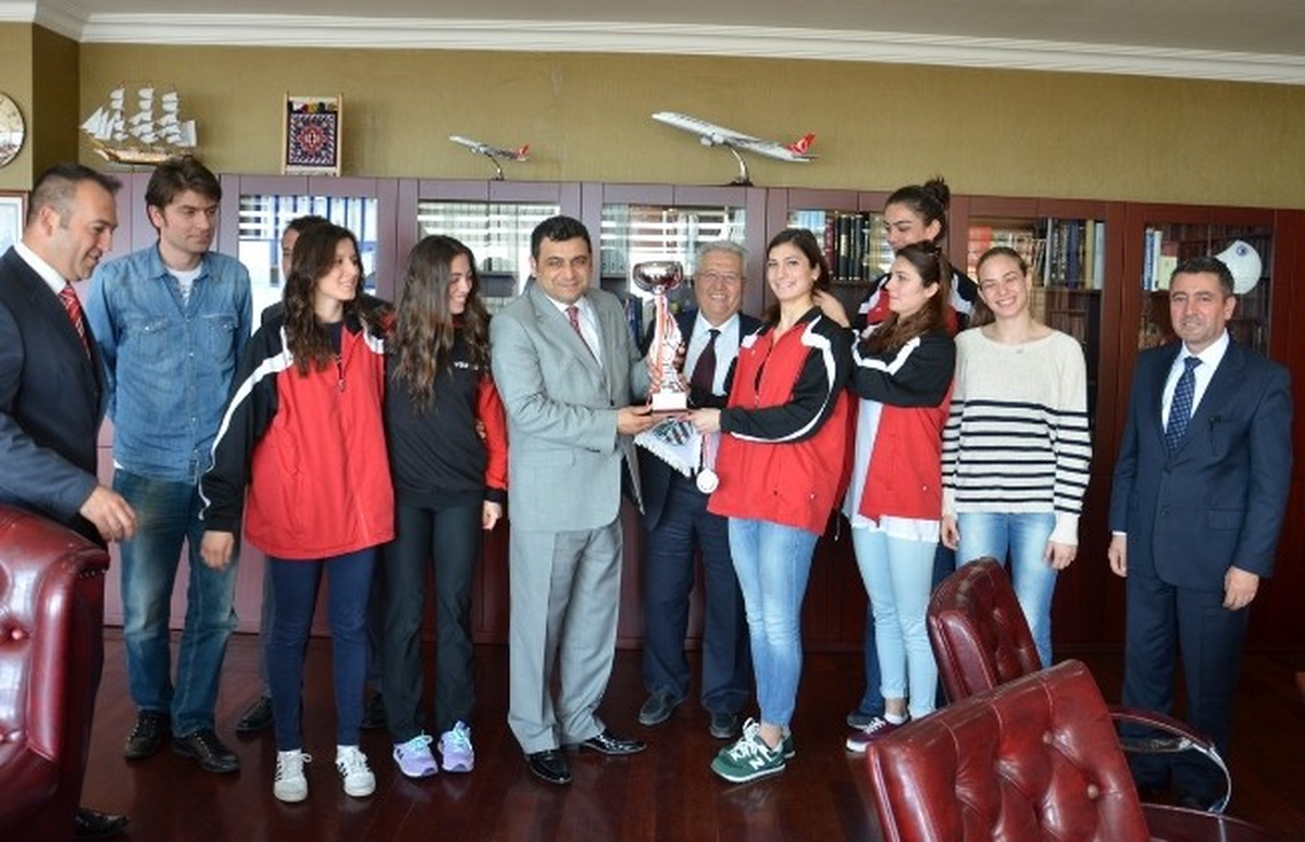 Yeşil Bayramiç Bayan Voleybol Takımından Rektör Laçiner\'e Ziyaret