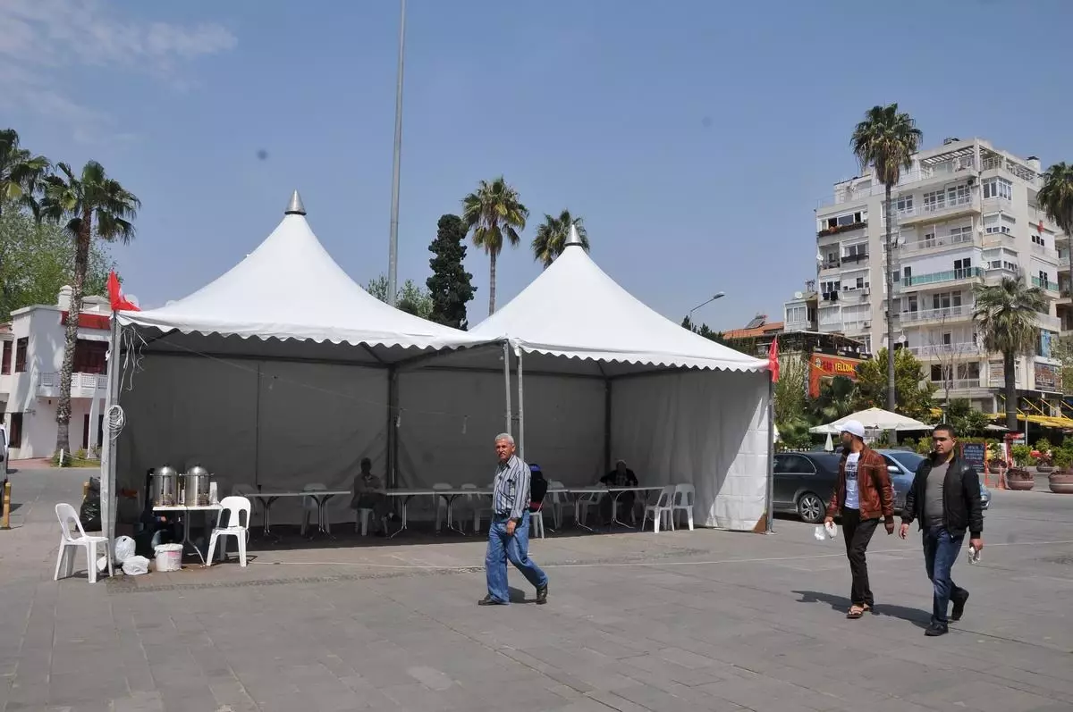 AK Parti\'nin "Evrak Hırsızı Bekleme Kampı" Çadırı