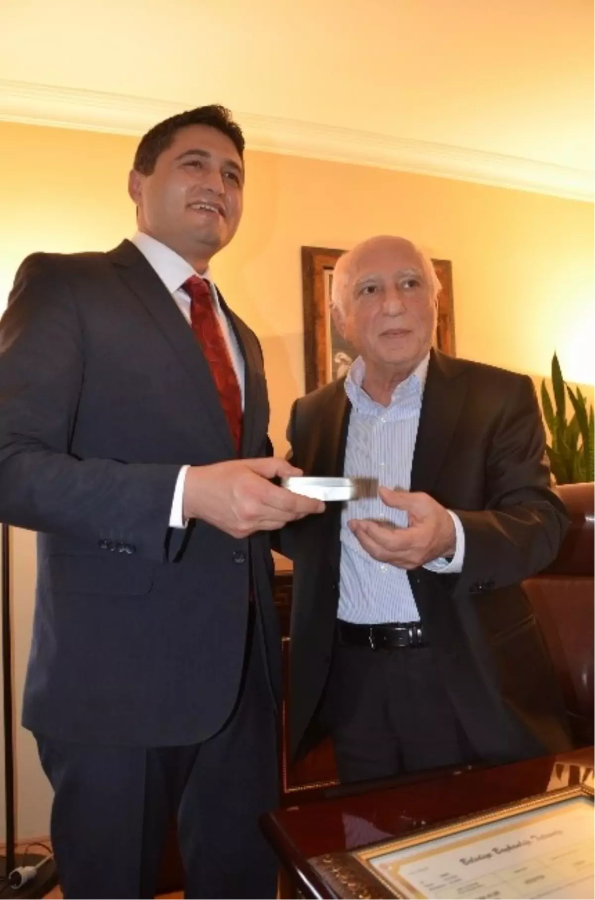 Aliağa Belediye Başkanı Serkan Acar Mazbatasını Aldı