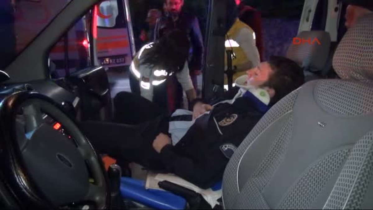 Alkollü Sürücünün Kullandığı Otomobil Polis Aracına Çarptı 1\' İ Polis 3 Yaralı