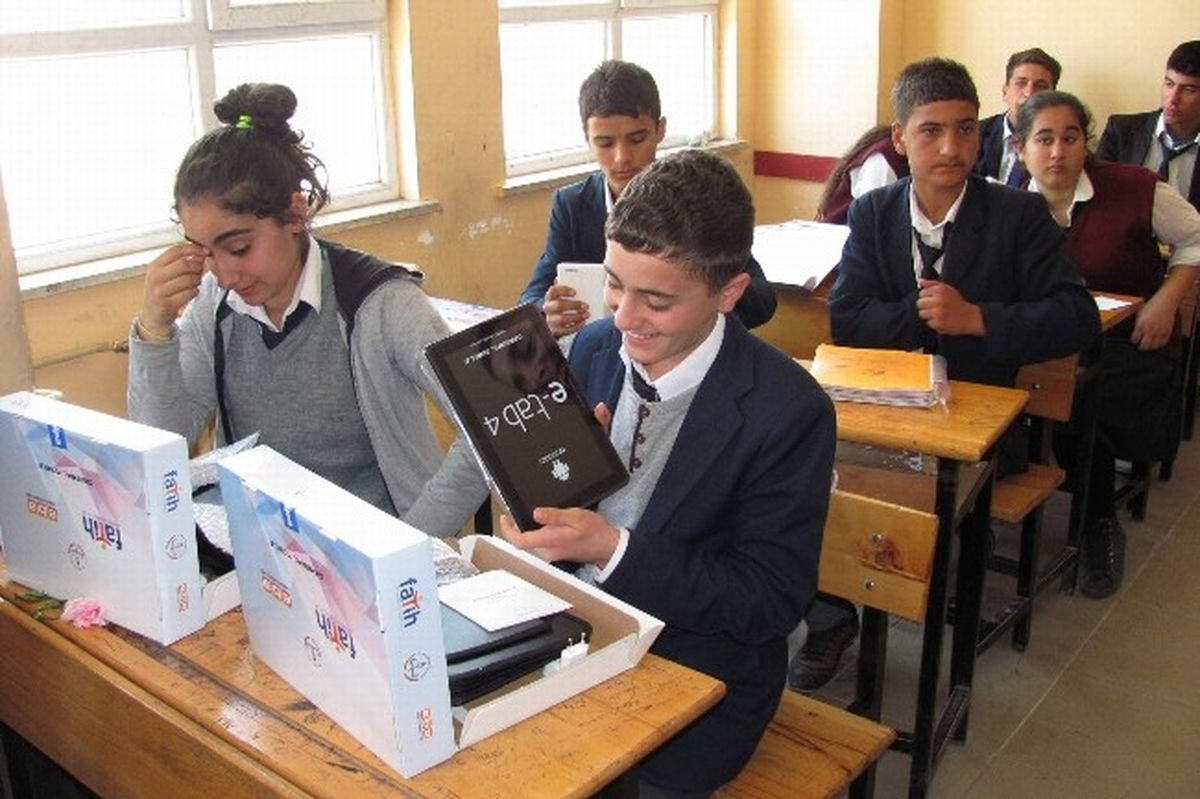 Araban Anadolu Lisesi Öğrencilerine Tablet