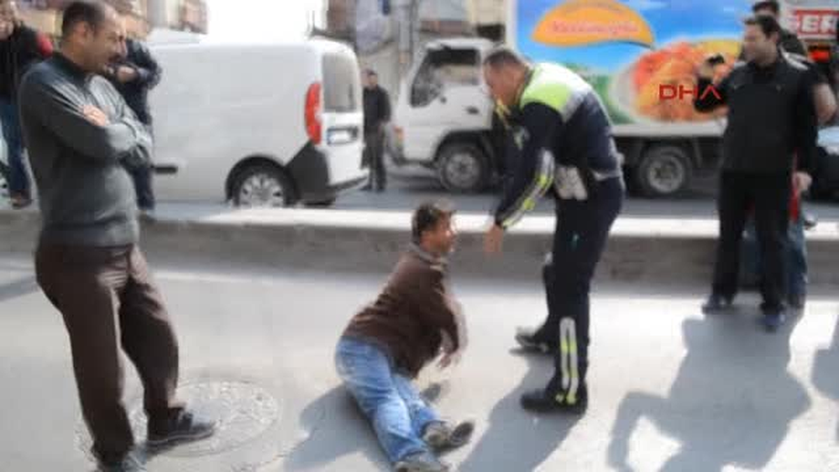 Aracı Bağlanan Engelli Yolu Trafiğe Kapattı