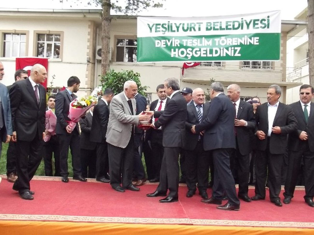 Bakan Eker\'in Katılımıyla Yeşilyurt Belediyesi\'nde Görev Teslim Töreni Yapıldı
