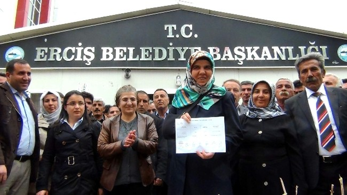 BDP\'li Türbanlı Başkan Mazbatasını Aldı