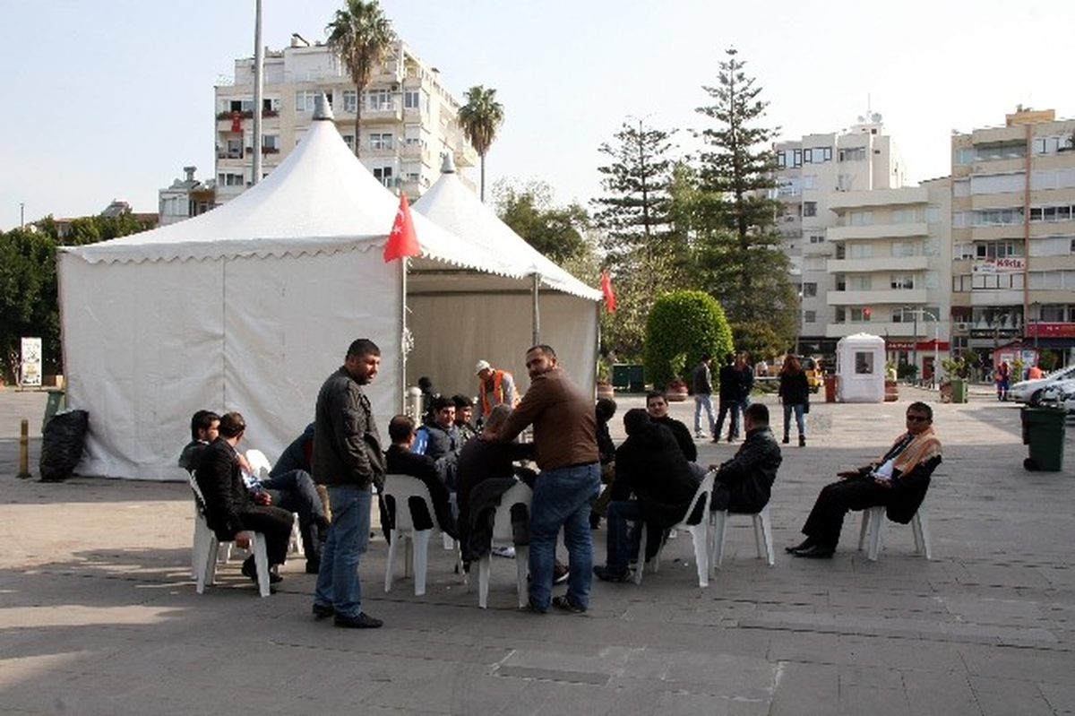 Belediye Önünde "Evrak" Nöbeti