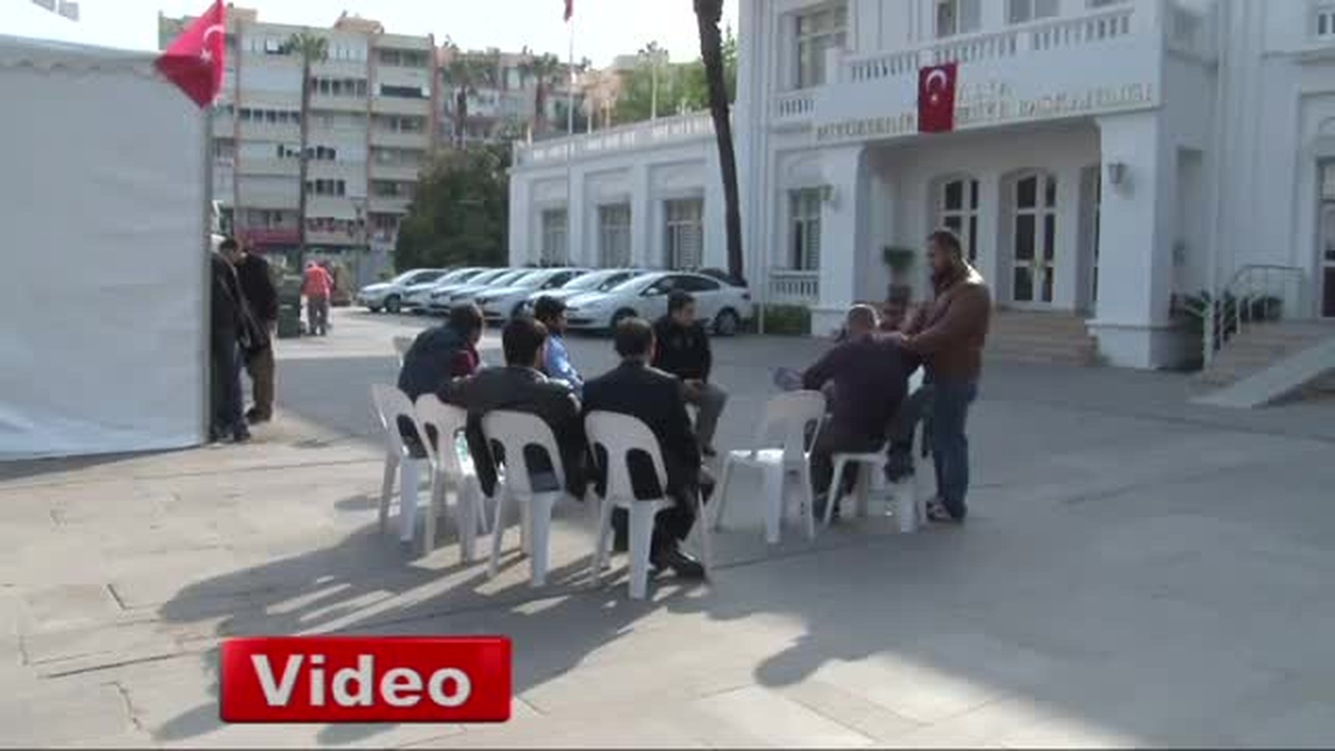Belediye Önünde \'Evrak\' Nöbeti