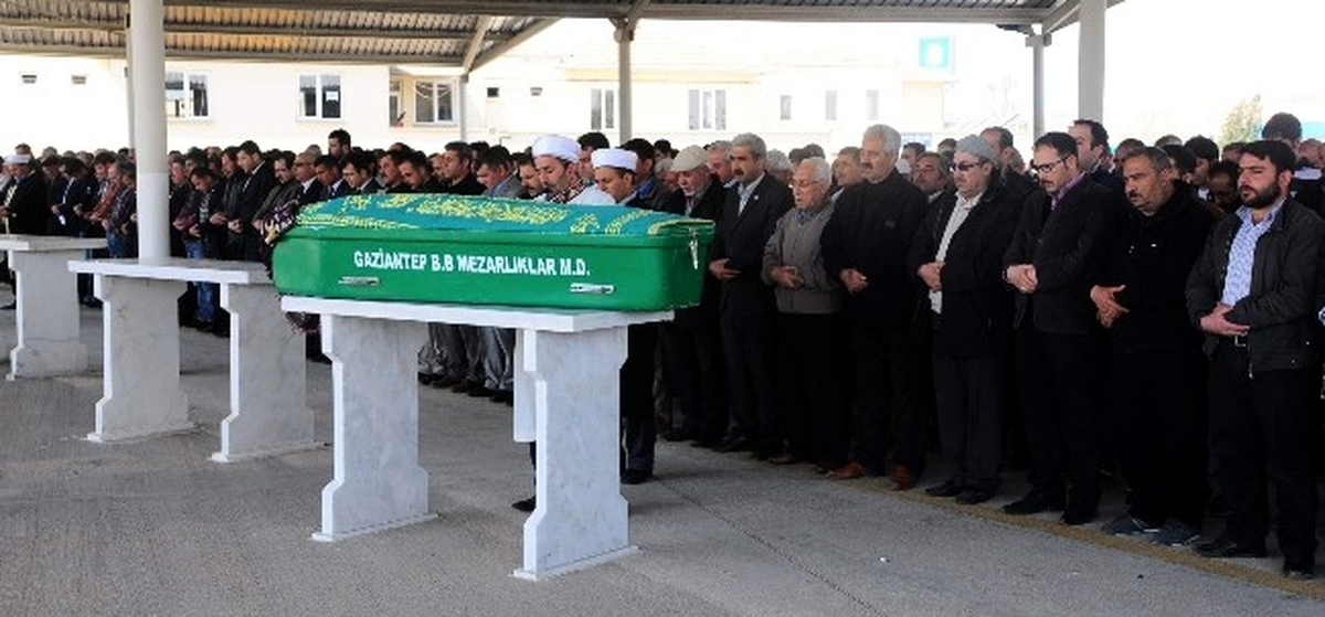 Boşanmak İstediği Eşi Tarafından Öldürülen Genç Kadın Toprağa Verildi