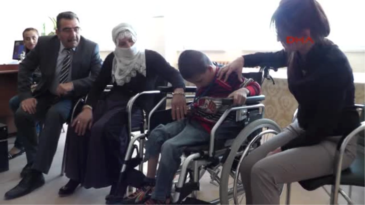 Buket Öğretmen, Serhat\'ı Tekerlekli Sandalyeye Kavuşturdu