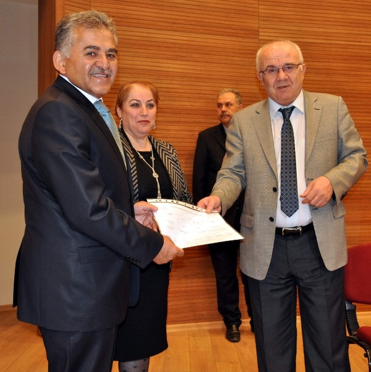Büyükkılıç, Mazbatasını Aldı