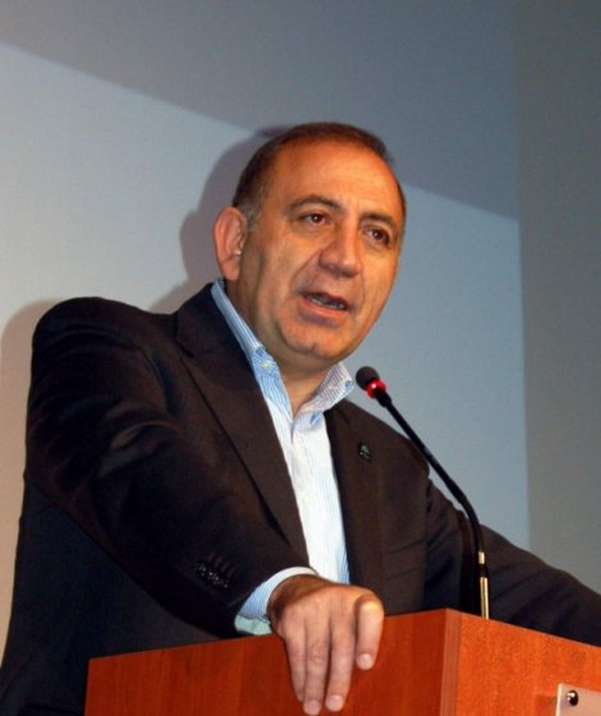 CHP\'li Tekin, Dışişleri Bakanı\'na "Kimleri Uğurladınız" Diye Sordu