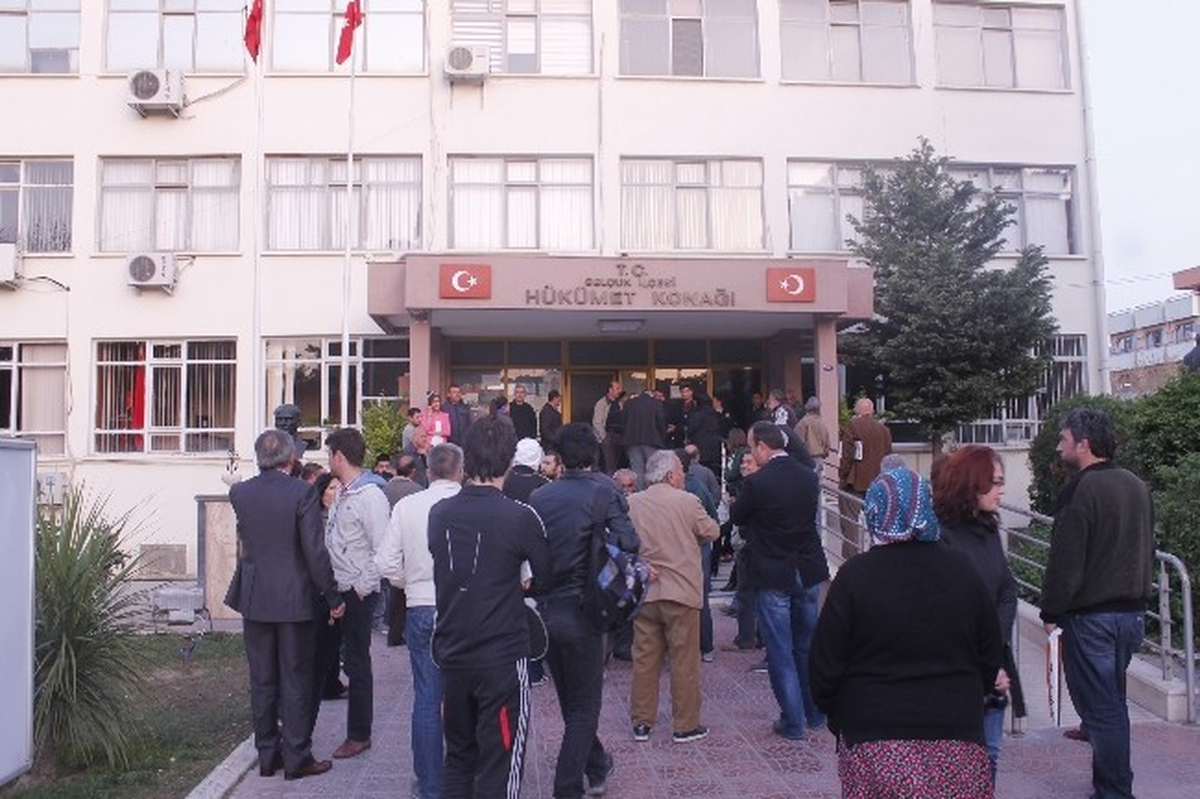 CHP Milletvekilleri Selçuk\'ta Sandık Nöbeti Tutmaya Başladı