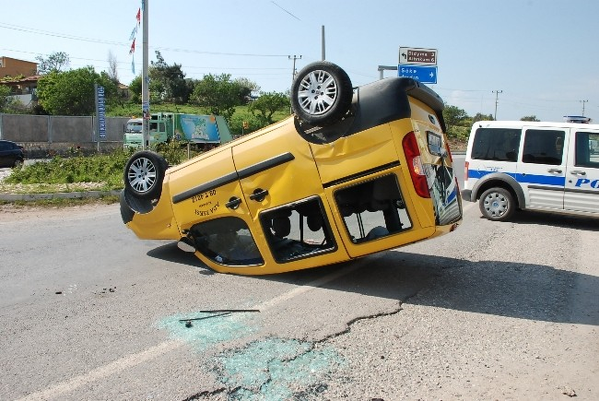 Didim\'de Kazada Takla Atan Araçtaki Yolcu Yaralandı