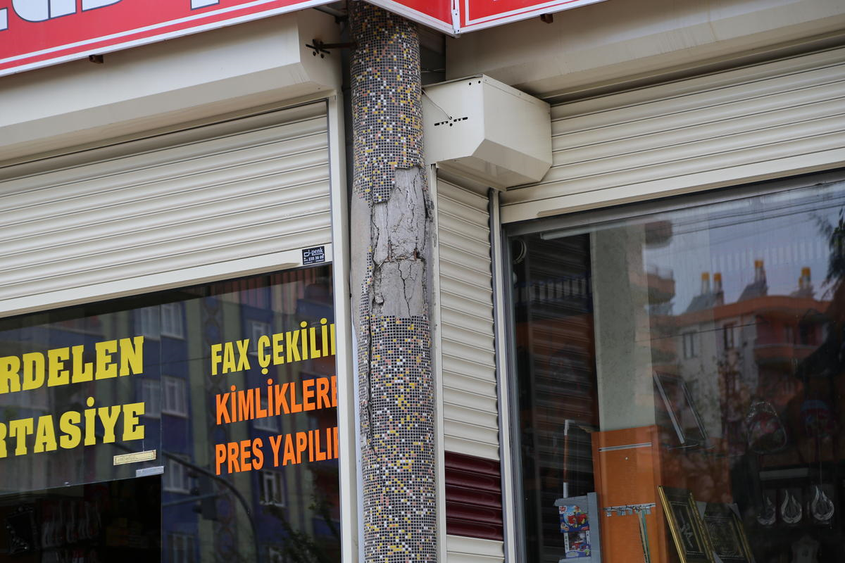 Diyarbakır\'da 7 Katlı Binada Çökme Tehlikesi