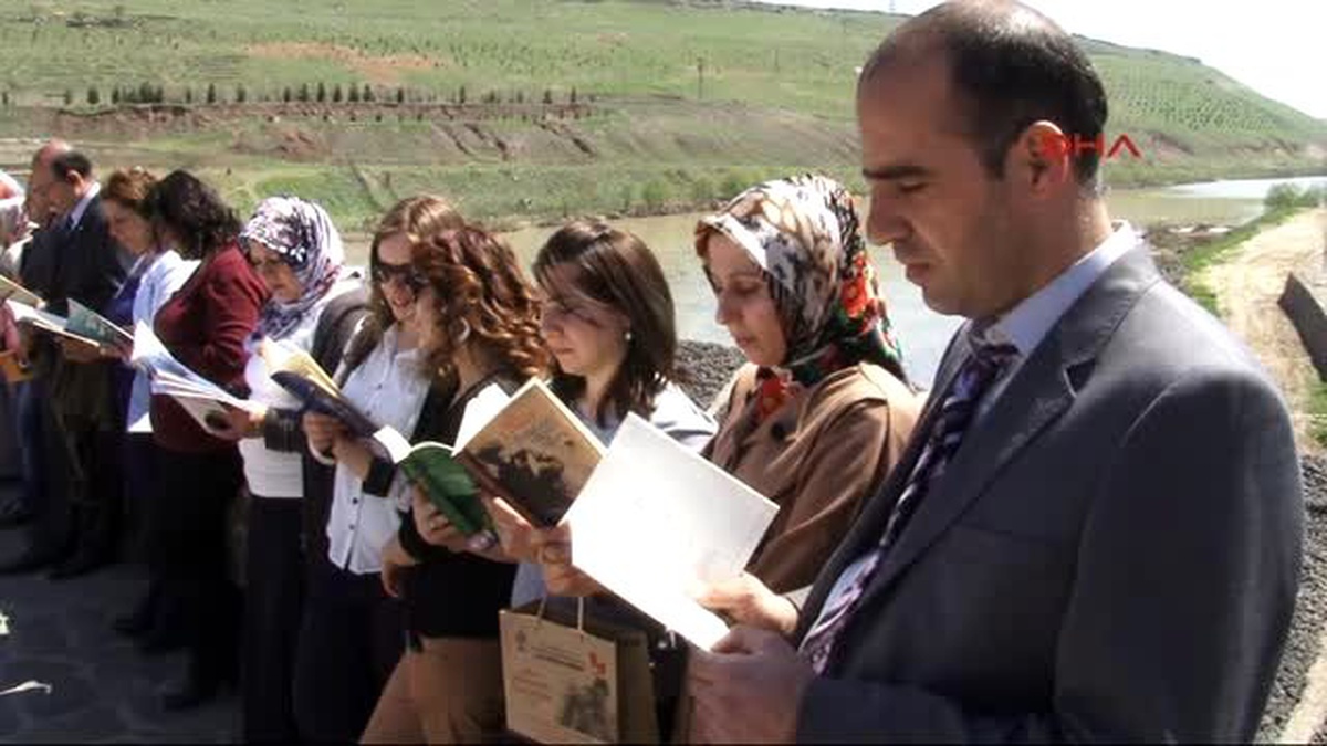 Tarihi köprüde kitap okudular -