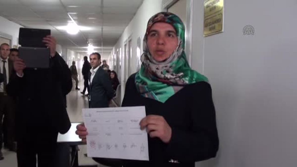 Erciş\'in İlk Başörtülü Belediye Başkanı Mazbatasını Aldı