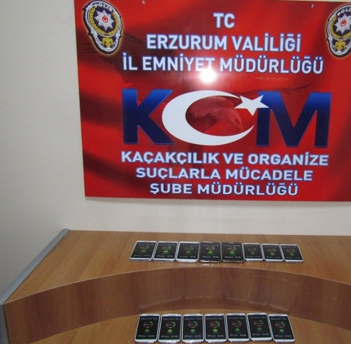 Erzurum Polisinden Kaçak Tespih ve Cep Telefonu Operasyonu