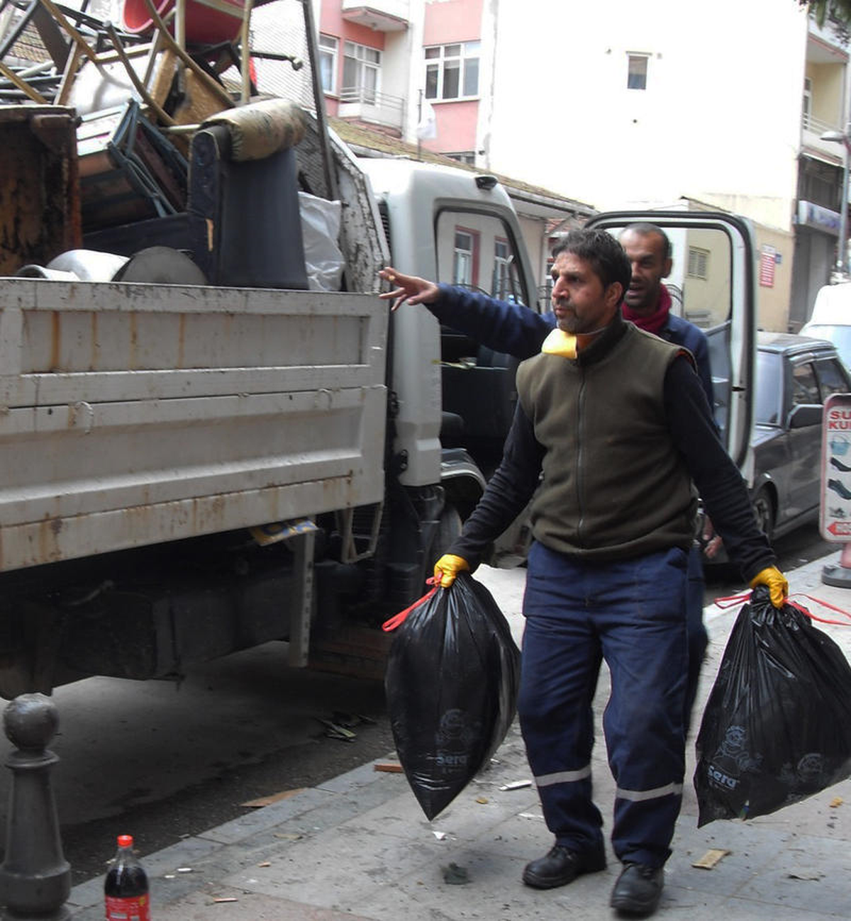 Kocaeli\'de Evden 6 Kamyon Çöp Çıktı