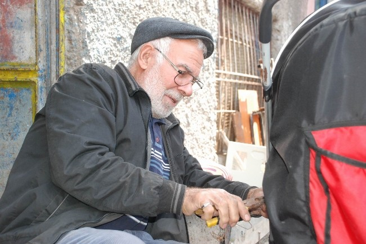Hurdacılık Yaparak Ailesine Bakıyor