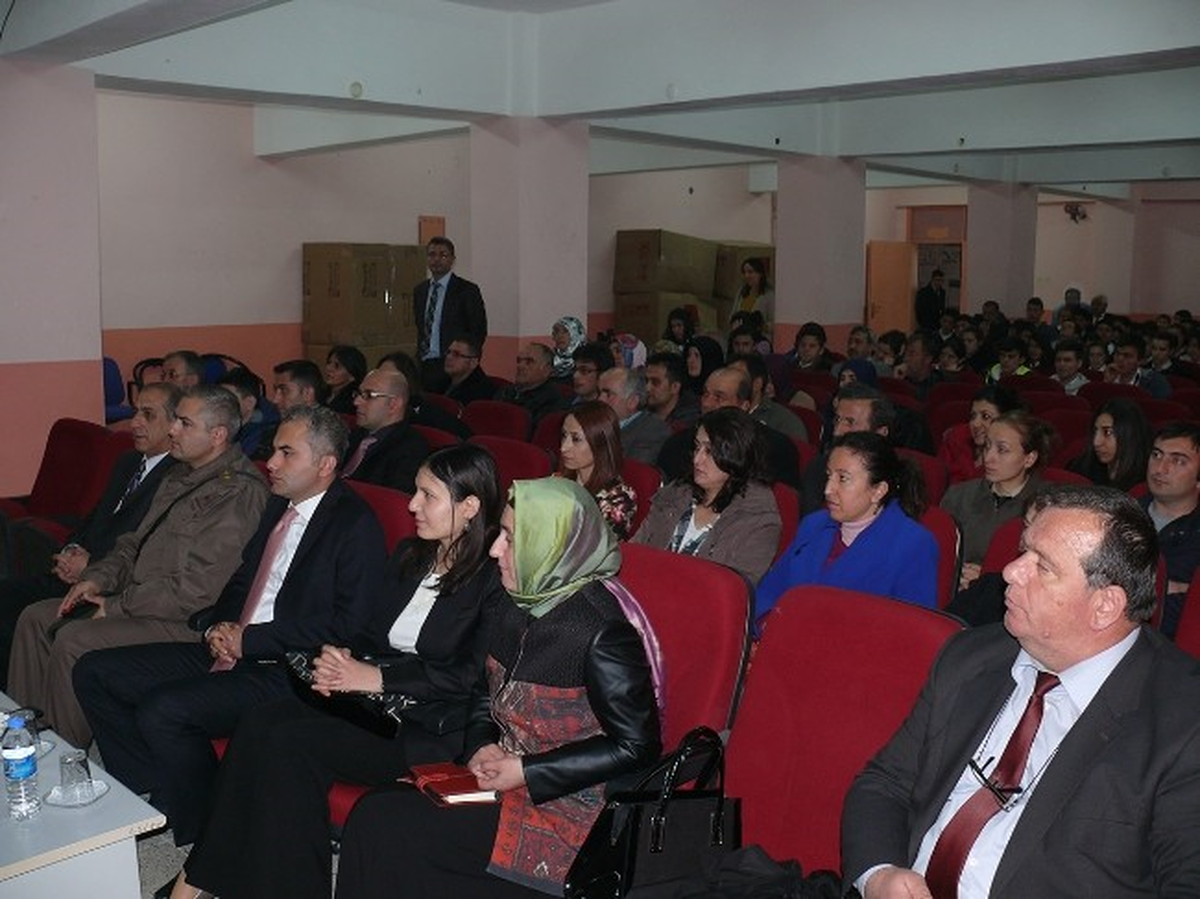 Kadına Şiddet\'e Oynadıkları Skeçle Dikkat Çektiler