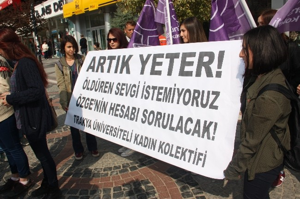 Kadınlar, Erkek Arkadaşı Tarafından Öldüresiye Dövülen Özge İçin Toplandı