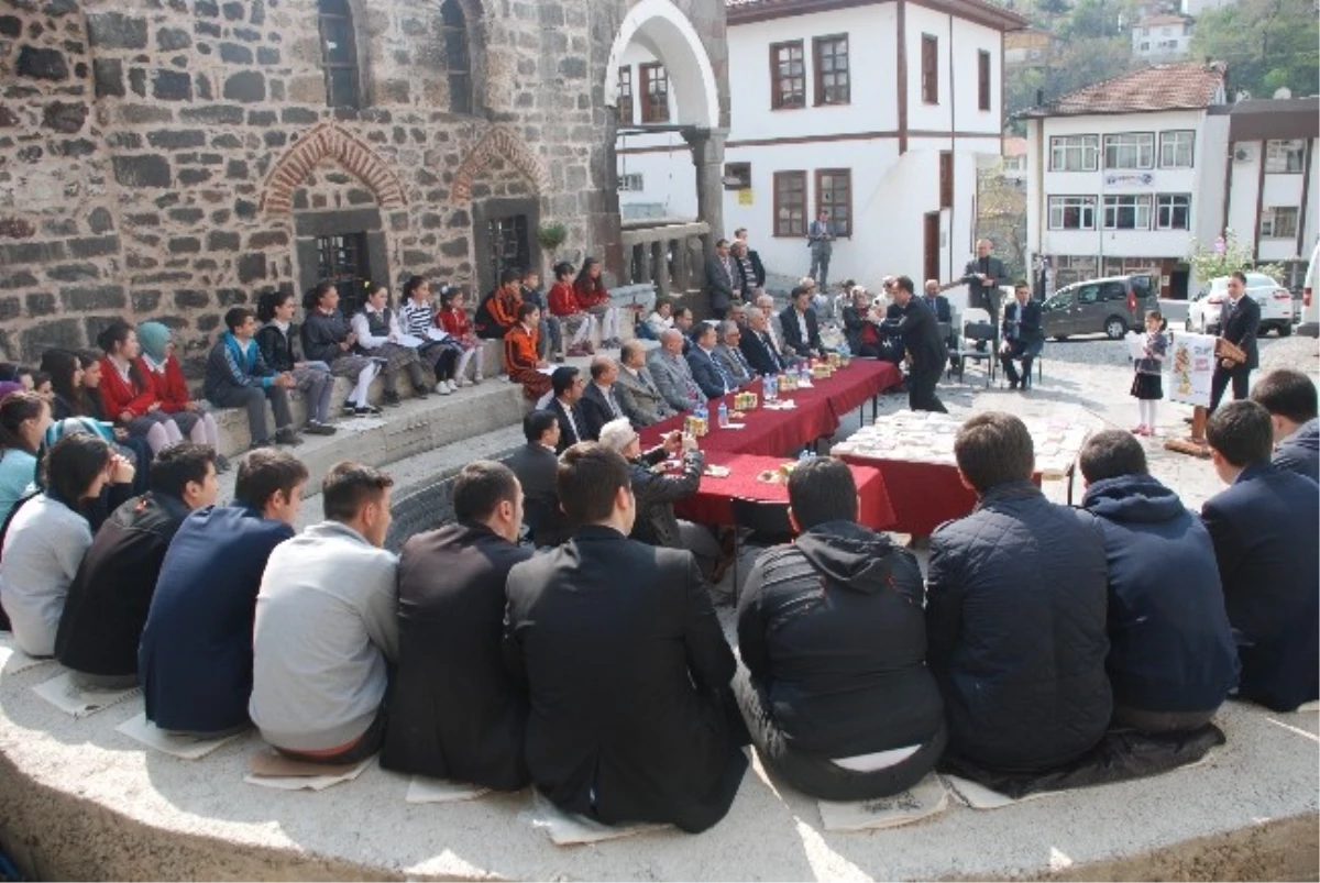 Niksar Kaymakamı Yolcu Öğrencilerle Kitap Okudu