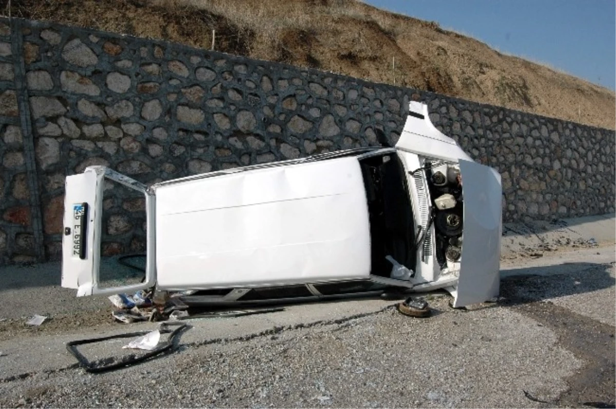 Kaza Yapan Otomobilden 10 Kişi Çıktı