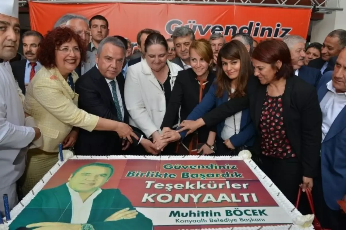 Konyaaltı Belediye Başkanı Böcek Mazbatasını Aldı