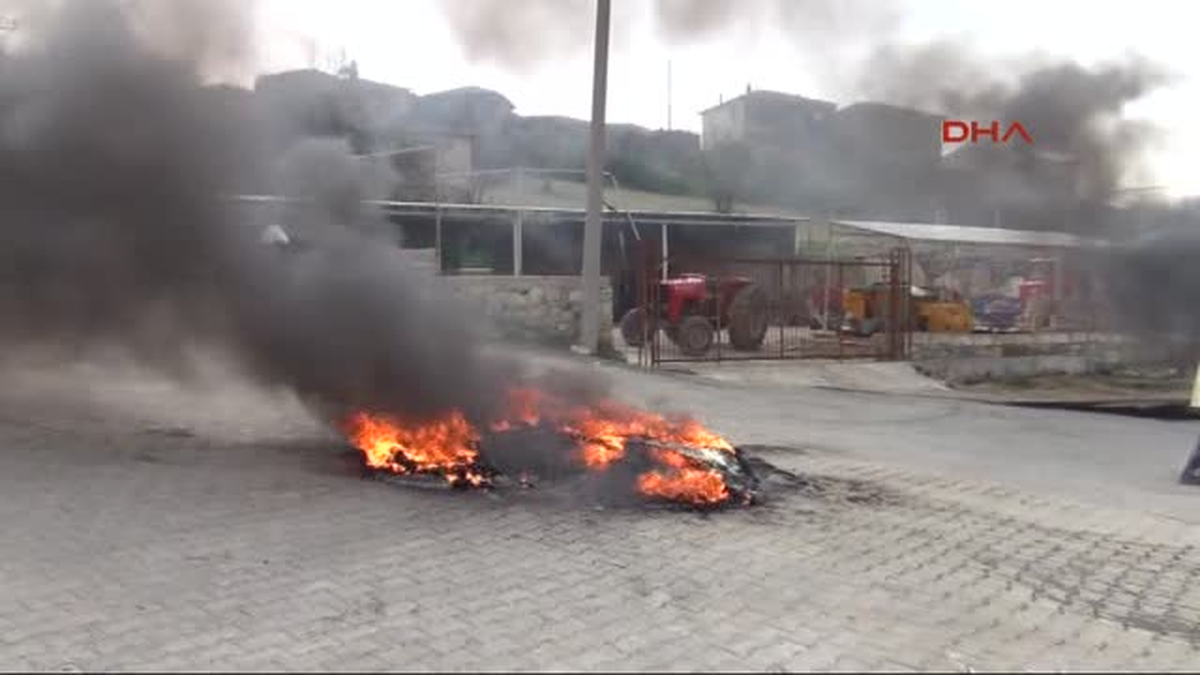 Kuşu\' da Araçları Vermeyip Lastikleri Yaktılar