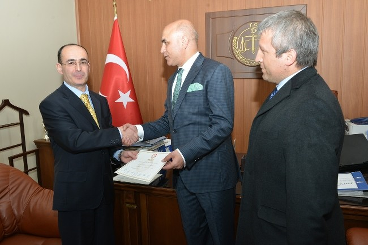 Mazbatayı, Ali Korkut Ofluoğlu\'nun Elinden Aldı