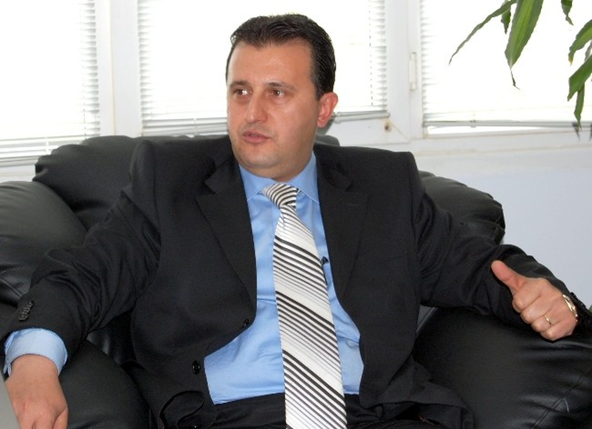 Menderes\'te Belediyesi AK Parti\'de Kaldı