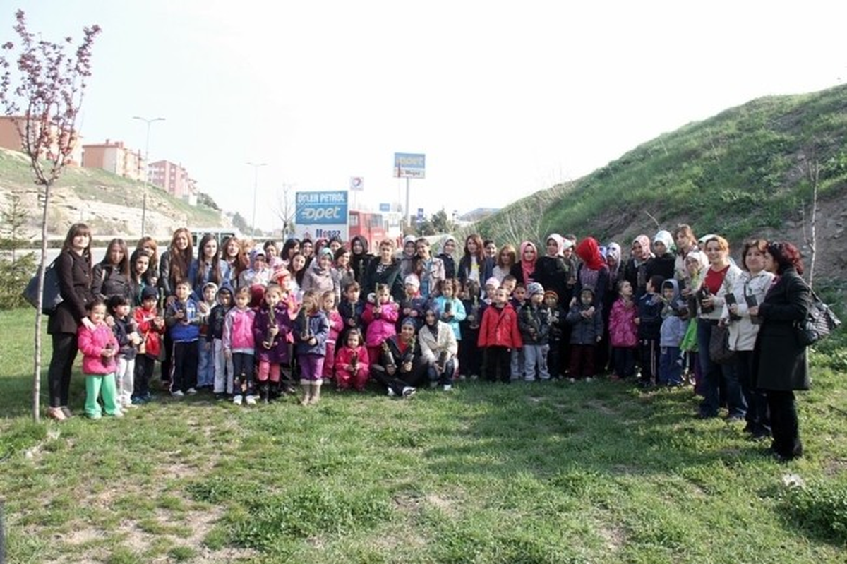 Minik Öğrenciler Fidan Dikti