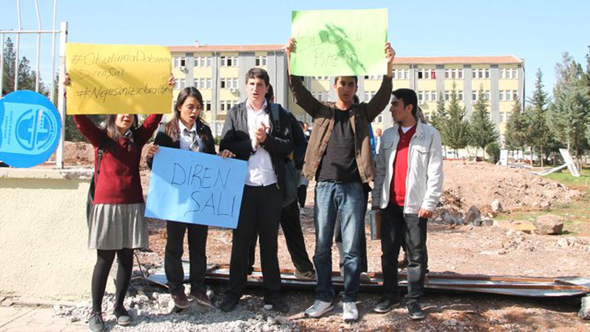 Öğrenciler, Ağaçların Kesilmesini Protesto Etti