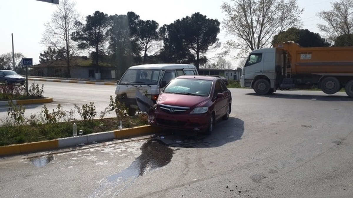 Otomobille Minibüs Çarpıştı: 2 Yaralı