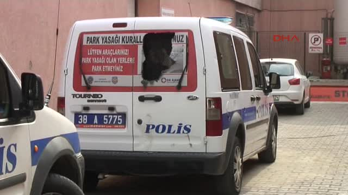 Parkta Kavga Çıktı: 2 Polisi Hafif Yaraladı